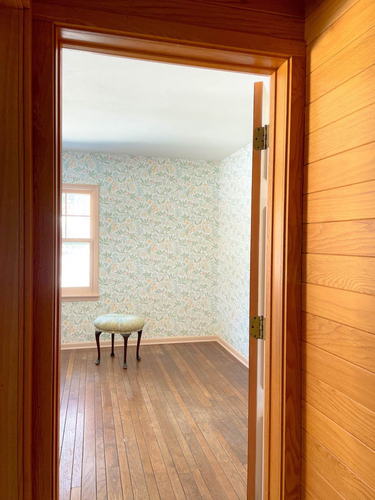 Guest room design. Sandberg Huset i Solen Spring Green wallpaper and Setting Plaster by Farrow & Ball paint. 